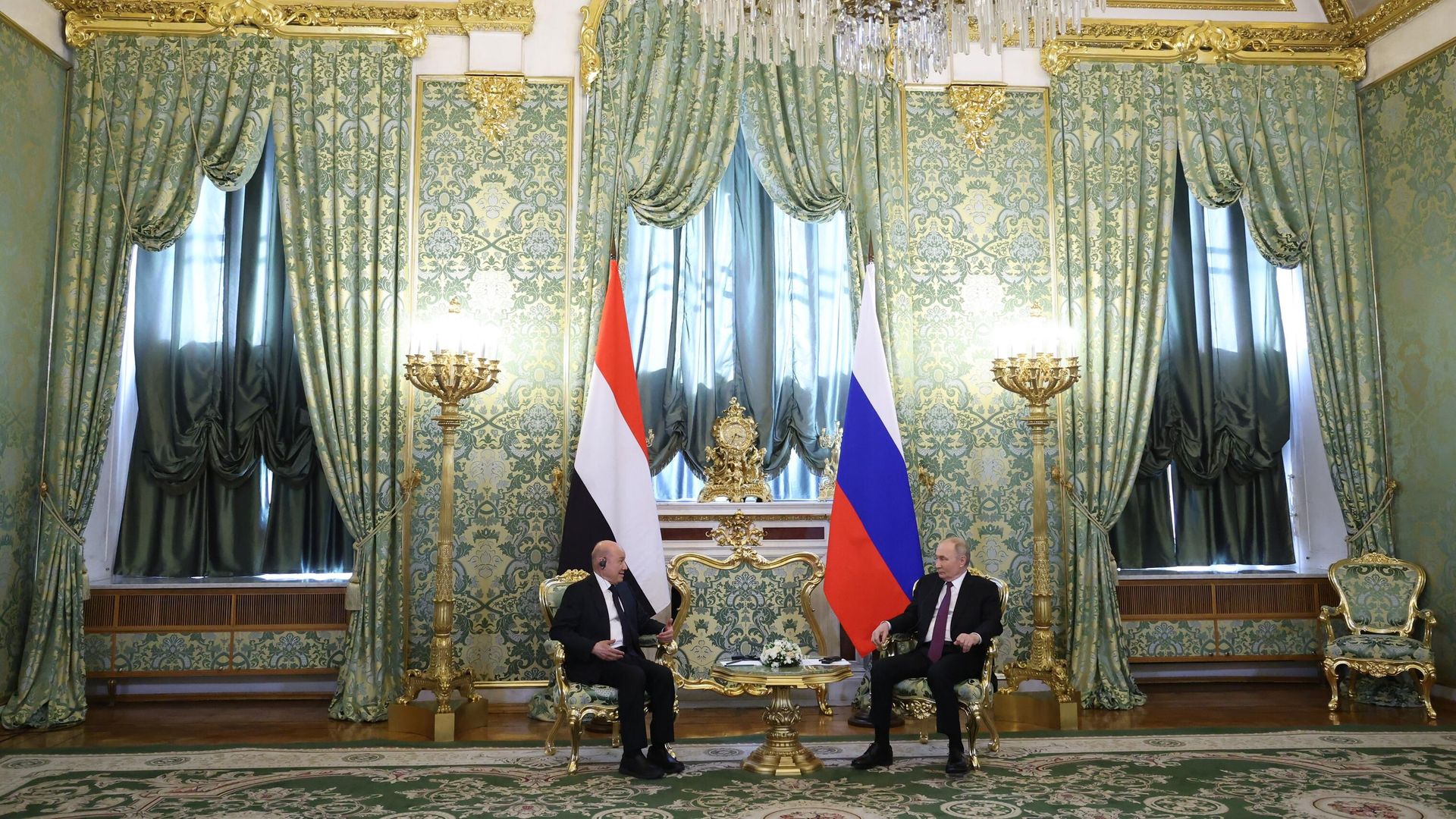 Президент РФ Владимир Путин и председатель Руководящего президентского совета Йеменской Республики Рашад Аль-Алими во время встречи. 28 мая 2025 Президент РФ Владимир Путин и председатель Руководящего президентского совета Йеменской Республики Рашад Аль-Алими во время встречи. 28 мая 2025 - РИА Новости, 1920, 28.05.2025
