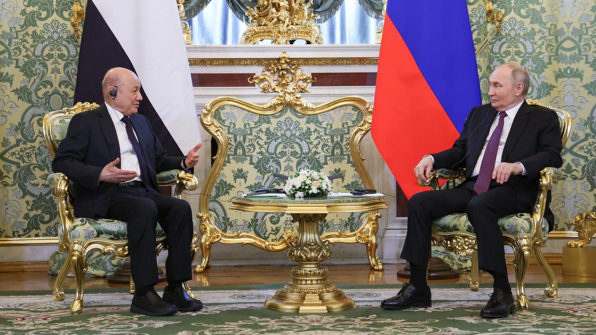 Президент РФ Владимир Путин и председатель Руководящего президентского совета Йеменской Республики Рашад Аль-Алими во время встречи. 28 мая 2025 - РИА Новости, 1920, 28.05.2025
