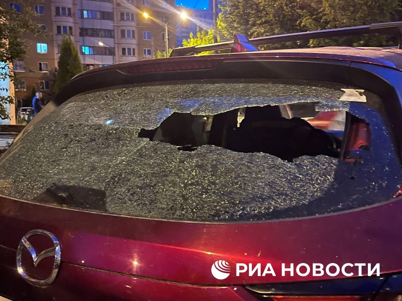 Машина, получившая повреждение в результате падения обломков сбитого беспилотника в Одинцово Машина, получившая повреждение в результате падения обломков сбитого беспилотника в Одинцово - РИА Новости, 1920, 29.05.2025