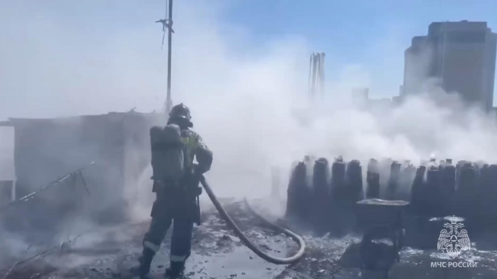 Тушение пожара на крыше пятиэтажки в Екатеринбурге Тушение пожара на крыше пятиэтажки в Екатеринбурге - РИА Новости, 1920, 29.05.2025