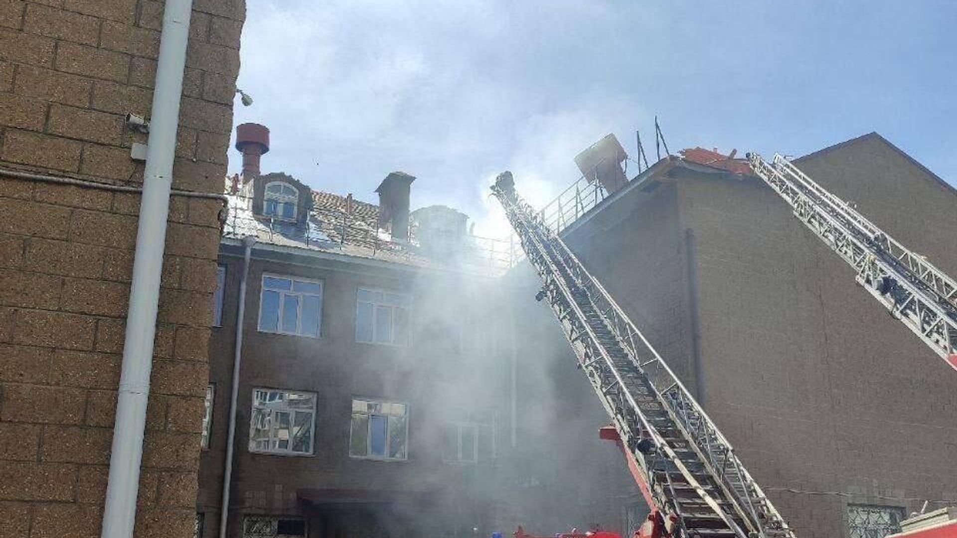 Пожар на крыше здания школы №4 на улице Ахметова в Уфе Пожар на крыше здания школы №4 на улице Ахметова в Уфе - РИА Новости, 1920, 29.05.2025