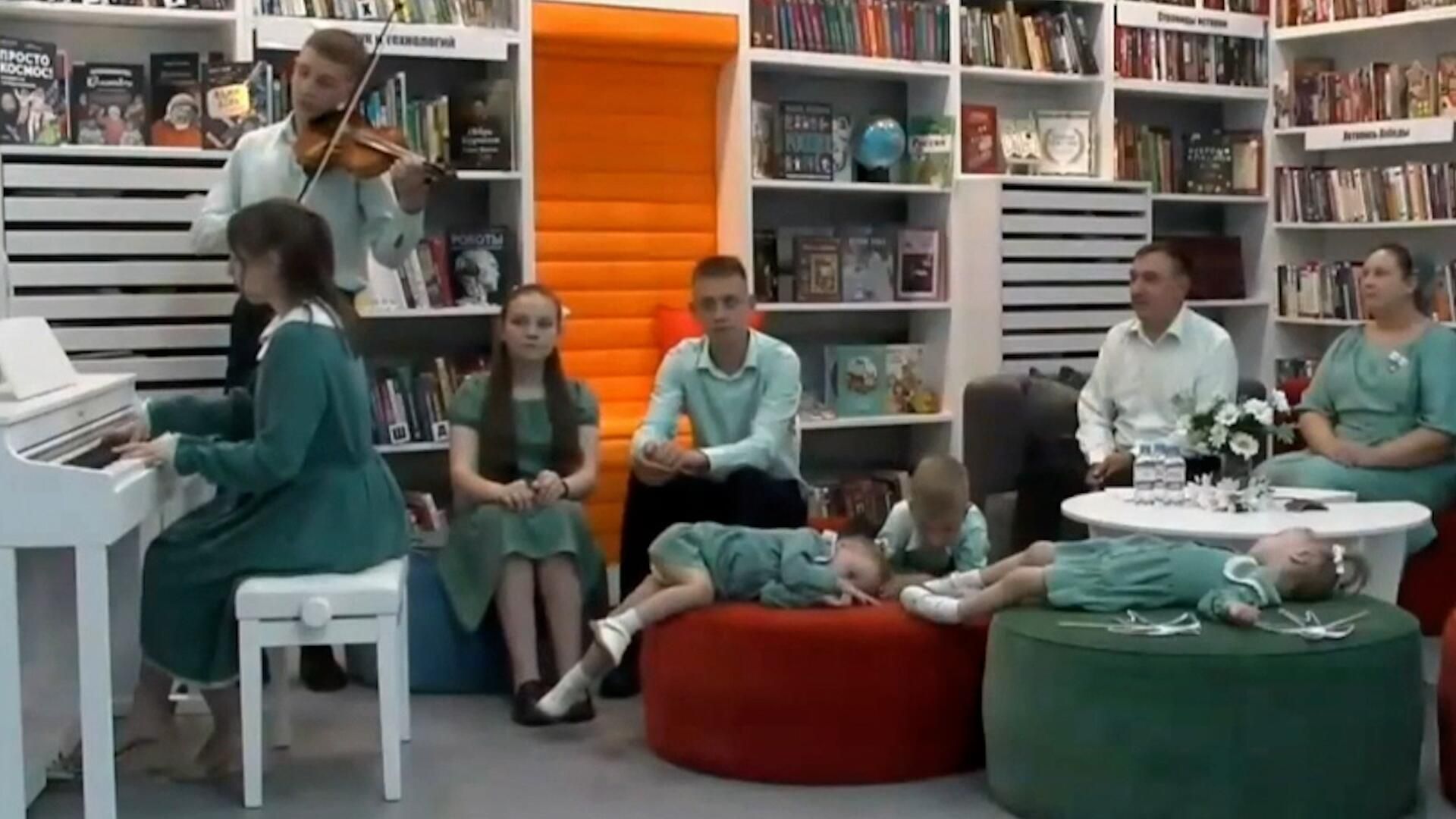 Небольшой музыкальный номер на встрече с Путиным Небольшой музыкальный номер на встрече с Путиным - РИА Новости, 1920, 29.05.2025