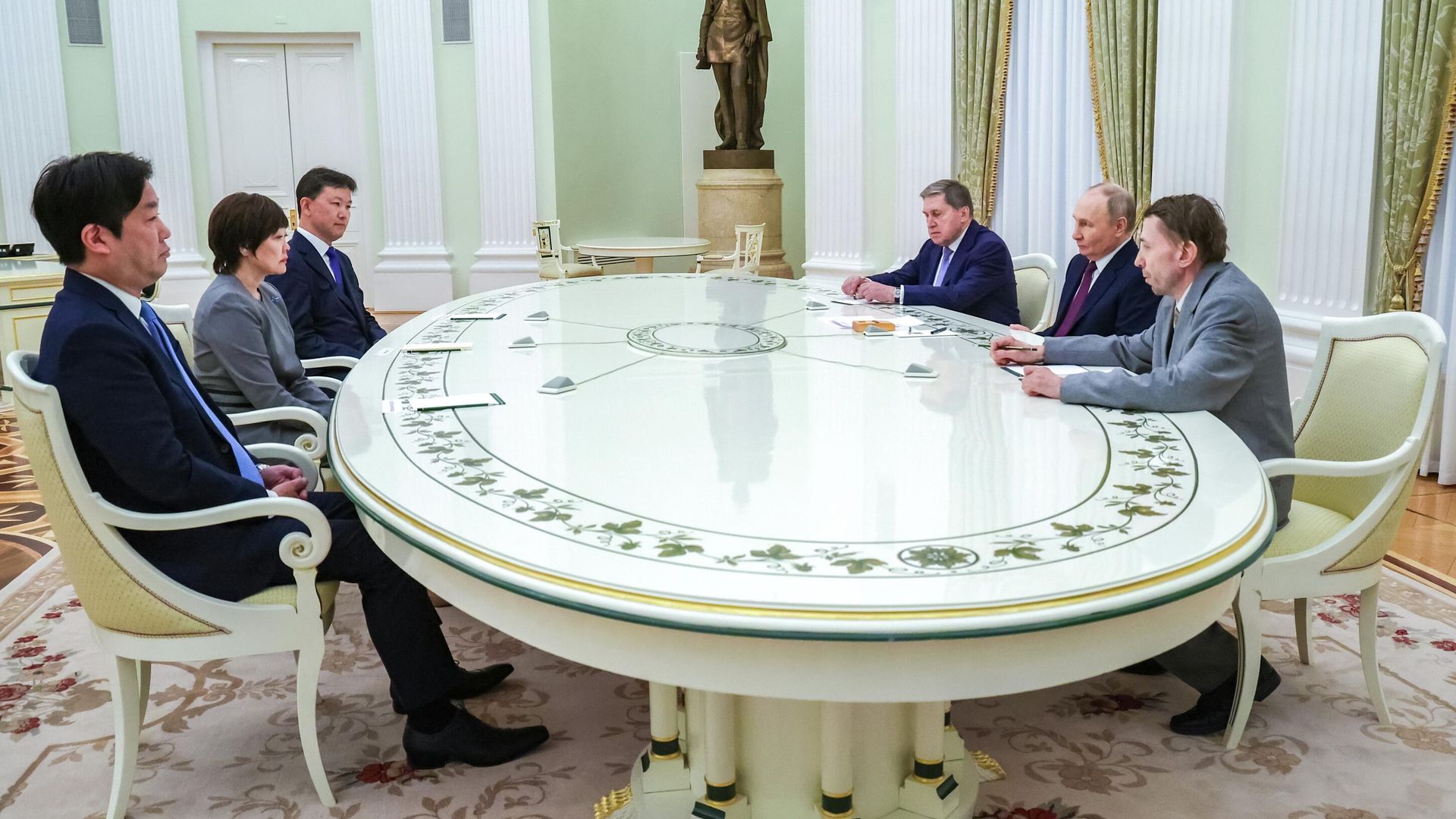 Президент РФ Владимир Путин и вдова бывшего премьер-министра Японии Синдзо Абэ Акиэ Абэ во время встречи в Кремле Президент РФ Владимир Путин и вдова бывшего премьер-министра Японии Синдзо Абэ Акиэ Абэ во время встречи в Кремле - РИА Новости, 1920, 29.05.2025