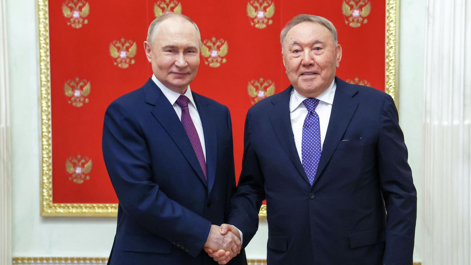 Президент РФ Владимир Путин и первый президент Казахстана Нурсултан Назарбаев во время встречи. 29 мая 2025 Президент РФ Владимир Путин и первый президент Казахстана Нурсултан Назарбаев во время встречи. 29 мая 2025 - РИА Новости, 1920, 29.05.2025