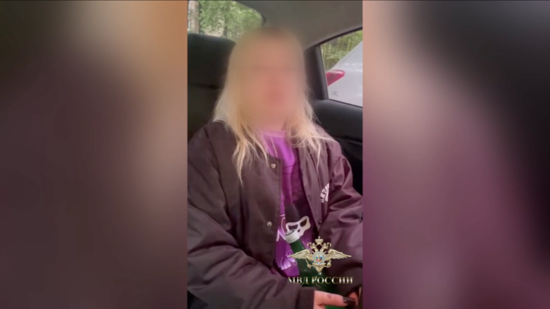 Девушка, намеренно повредившая свой паспорт на видео в Санкт-Петербурге Девушка, намеренно повредившая свой паспорт на видео в Санкт-Петербурге - РИА Новости, 1920, 29.05.2025