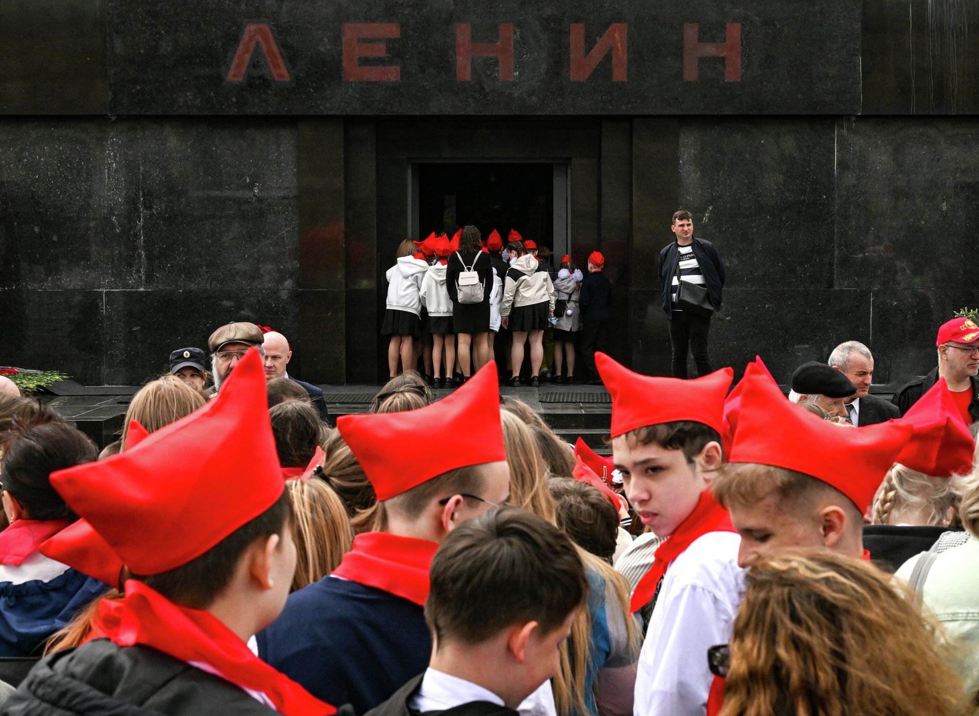 Школьники на церемонии торжественного приема в пионеры на Красной площади в Москве - РИА Новости, 1920, 07.05.2026
