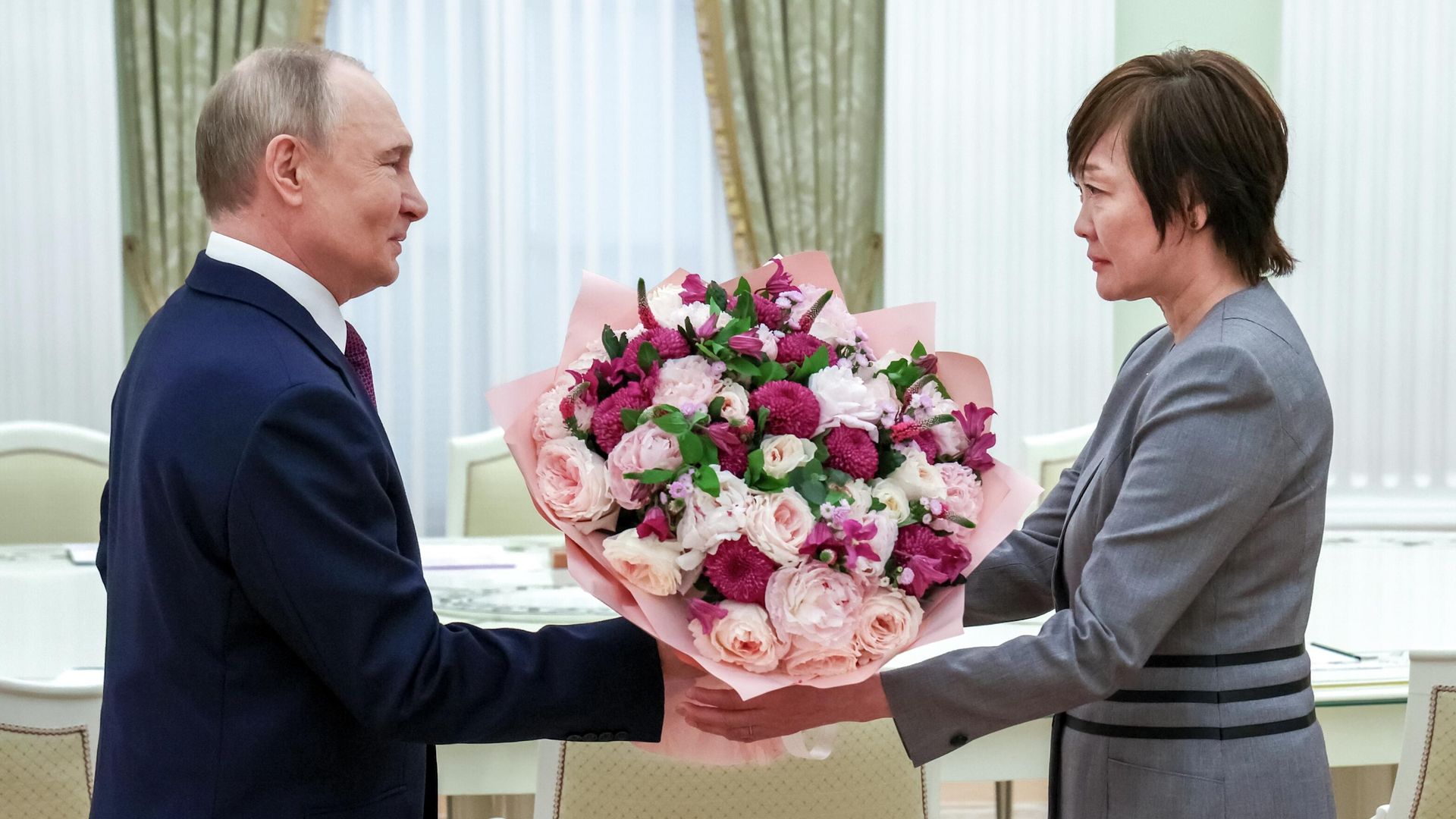 Президент РФ Владимир Путин и вдова бывшего премьер-министра Японии Синдзо Абэ Акиэ Абэ - РИА Новости, 1920, 29.06.2025