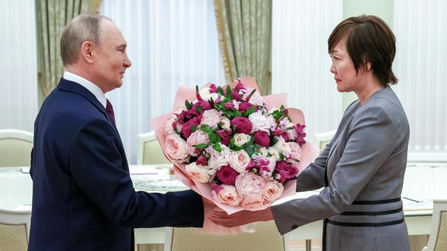 Президент РФ Владимир Путин и вдова бывшего премьер-министра Японии Синдзо Абэ Акиэ Абэ