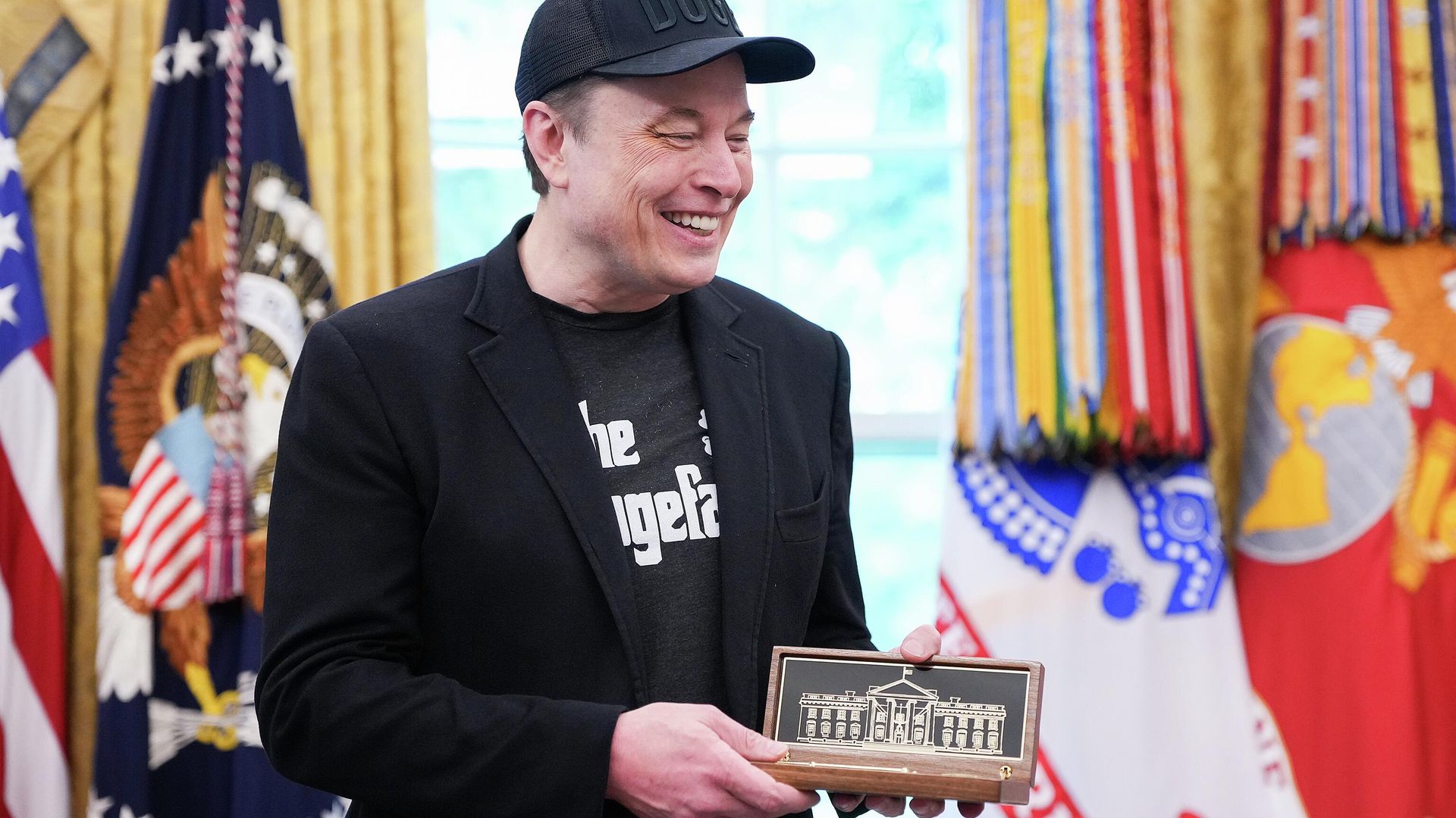 Илон Маск держит ключ от Белого дома, подаренный президентом США Дональдом Трампом. 30 мая 2025 - РИА Новости, 1920, 30.05.2025