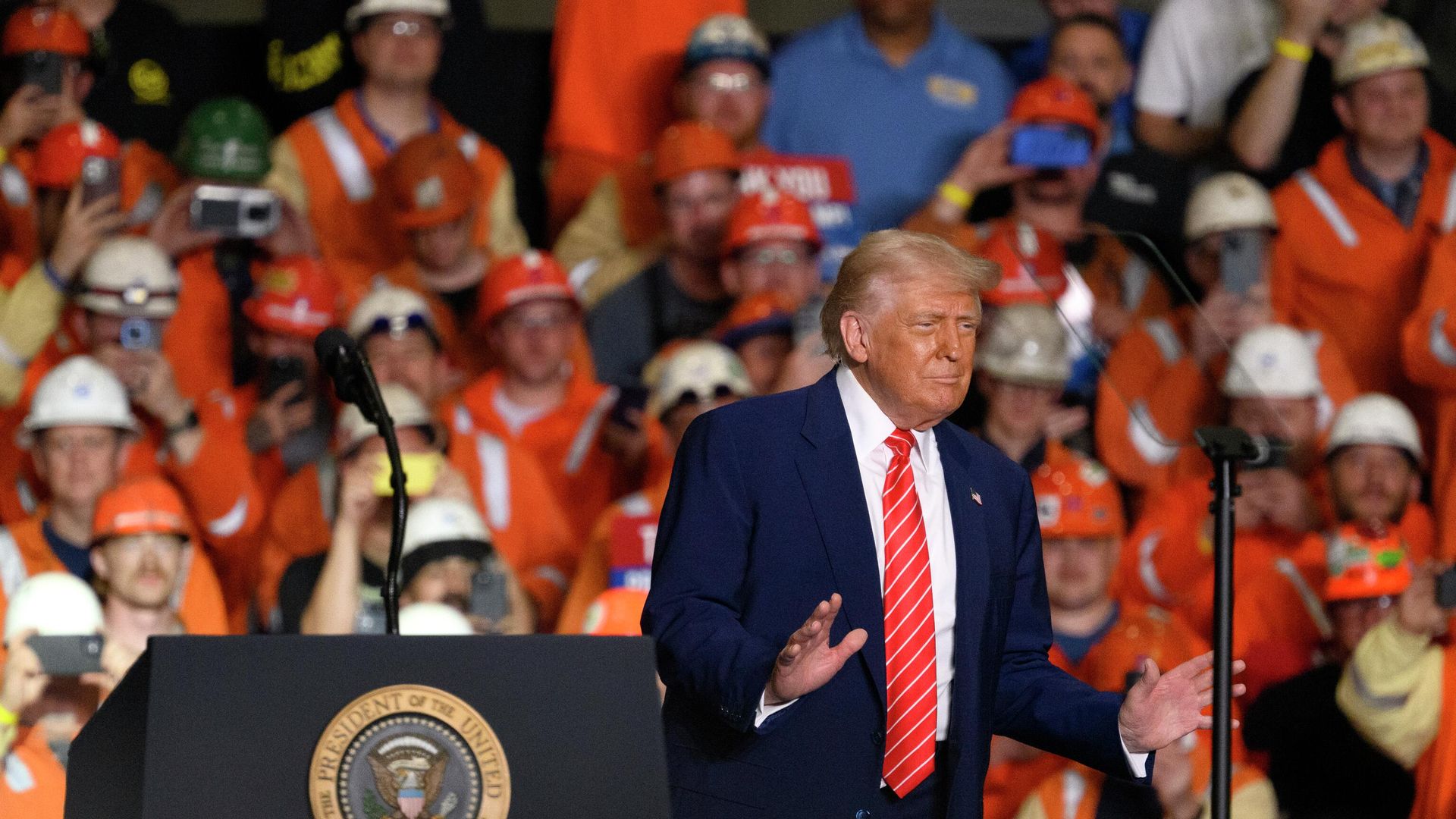Президент США Дональд Трамп выступает на заводе компании US Steel. 30 мая 2025 Президент США Дональд Трамп выступает на заводе компании US Steel. 30 мая 2025 - РИА Новости, 1920, 31.05.2025