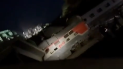 В Брянской области мост упал на пассажирский поезд. Кадр из видео В Брянской области мост упал на пассажирский поезд. Кадр из видео - РИА Новости, 1920, 01.06.2025