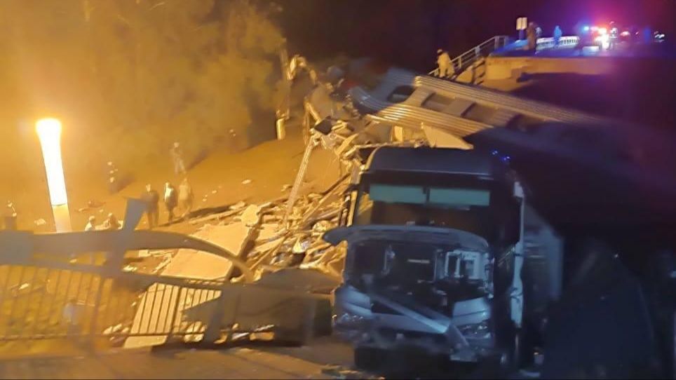 Обрушение моста на пассажирский поезд в Брянской области Обрушение моста на пассажирский поезд в Брянской области - РИА Новости, 1920, 01.06.2025