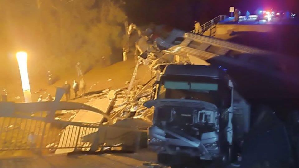 Обрушение моста на пассажирский поезд в Брянской области Обрушение моста на пассажирский поезд в Брянской области - РИА Новости, 1920, 01.06.2025