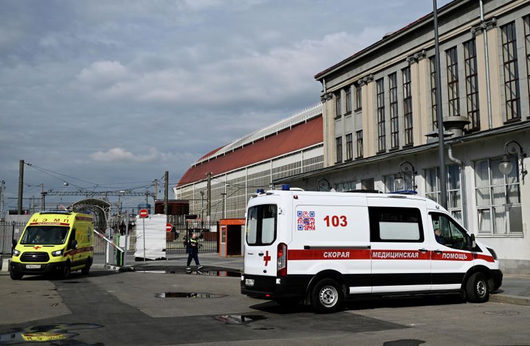 Автомобили скорой помощи у здания Киевского вокзала в Москве Автомобили скорой помощи у здания Киевского вокзала в Москве