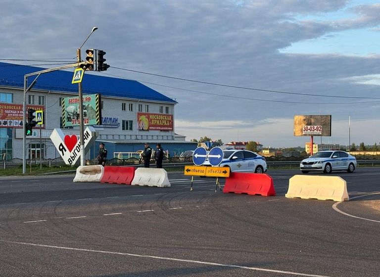 Сотрудники полиции дежурят неподалеку от места, где один из вагонов поезда Климов - Москва оказался раздавлен обрушившимся мостом Сотрудники полиции дежурят неподалеку от места, где один из вагонов поезда Климов - Москва оказался раздавлен обрушившимся мостом