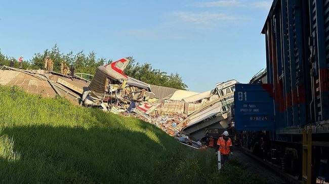 Один из вагонов поезда Климов — Москва, раздавленный обрушившимся мостом в Брянской области