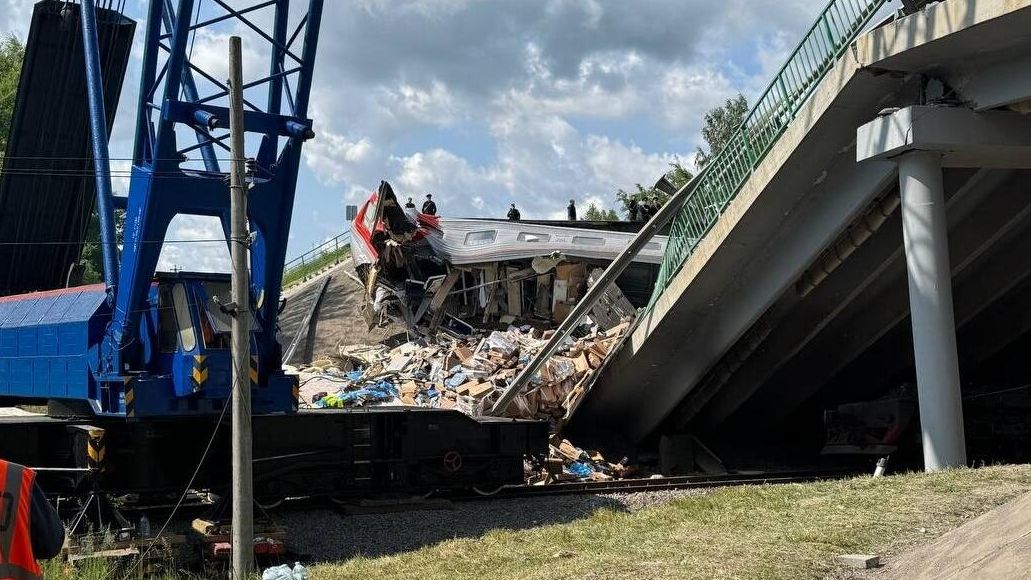 Один из вагонов поезда Климов - Москва, раздавленный обрушившимся мостом в Брянской области Один из вагонов поезда Климов - Москва, раздавленный обрушившимся мостом в Брянской области - РИА Новости, 1920, 01.06.2025