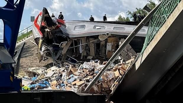 Один из вагонов поезда Климов — Москва, раздавленный обрушившимся мостом в Брянской области - РИА Новости, 1920, 01.06.2025