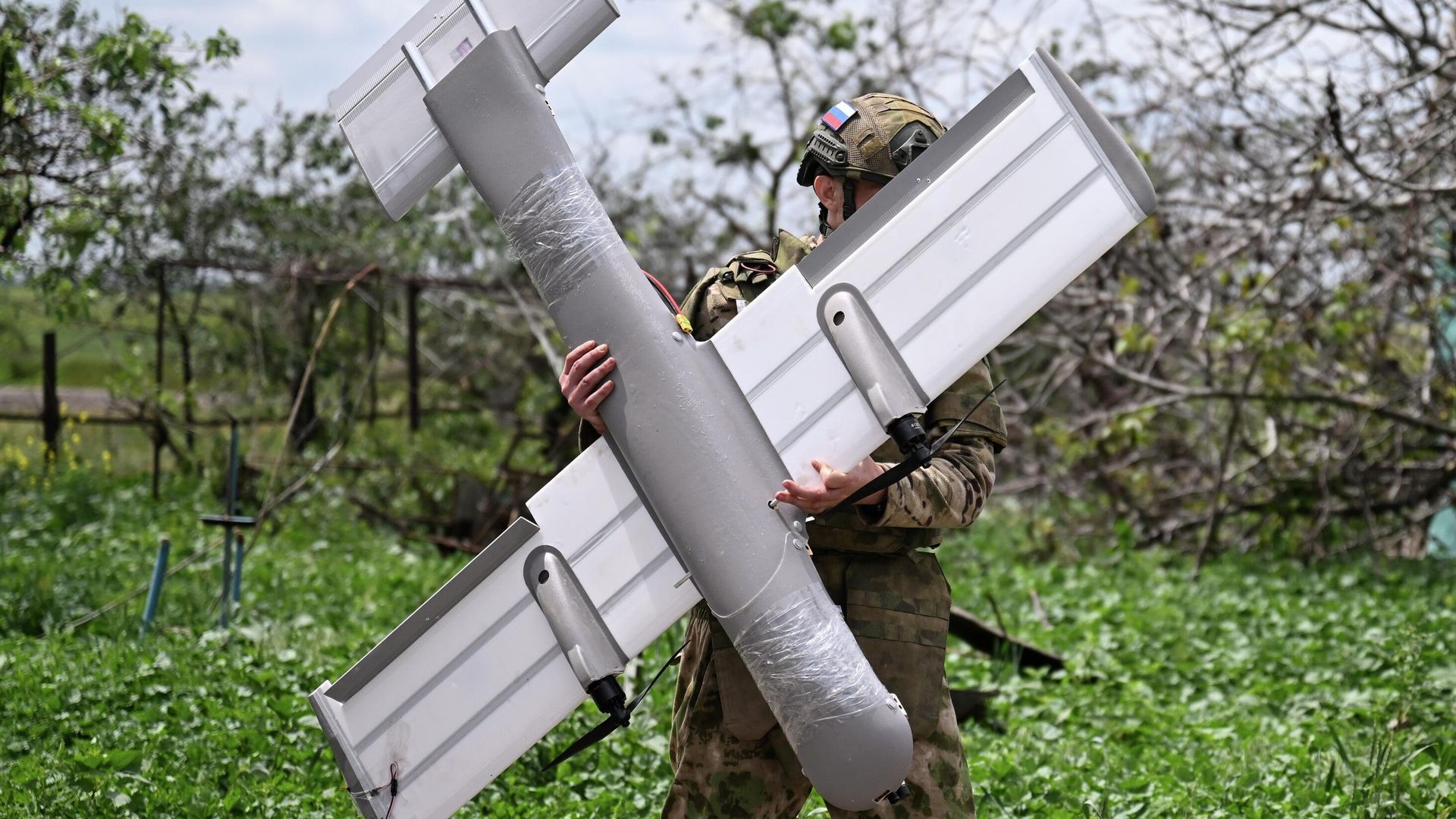 Боевая работа расчета ударного БПЛА Молния группировки войск Центр на Красноармейском направлении СВО Боевая работа расчета ударного БПЛА Молния группировки войск Центр на Красноармейском направлении СВО - РИА Новости, 1920, 28.06.2025