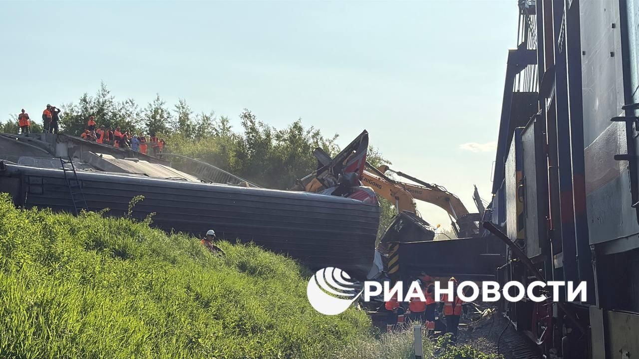 Рабочие разбирают мост в Брянской области после его обрушения Рабочие разбирают мост в Брянской области после его обрушения - РИА Новости, 1920, 02.06.2025