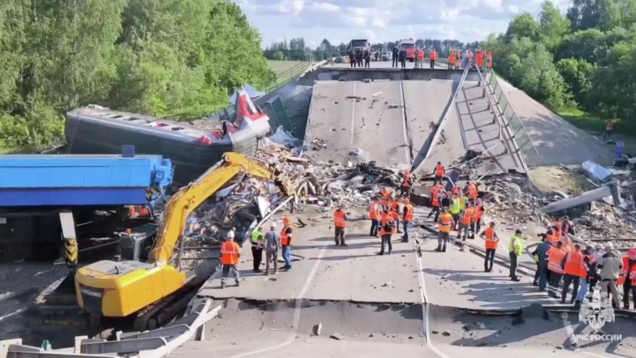 Аварийно-спасательные работы на месте обрушения моста в Брянской области Аварийно-спасательные работы на месте обрушения моста в Брянской области - РИА Новости, 1920, 02.06.2025