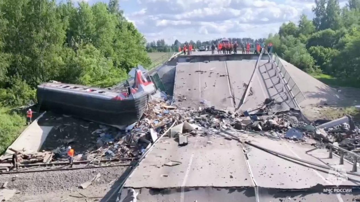Аварийно-спасательные работы на месте обрушения моста в Брянской области - РИА Новости, 1920, 24.06.2025