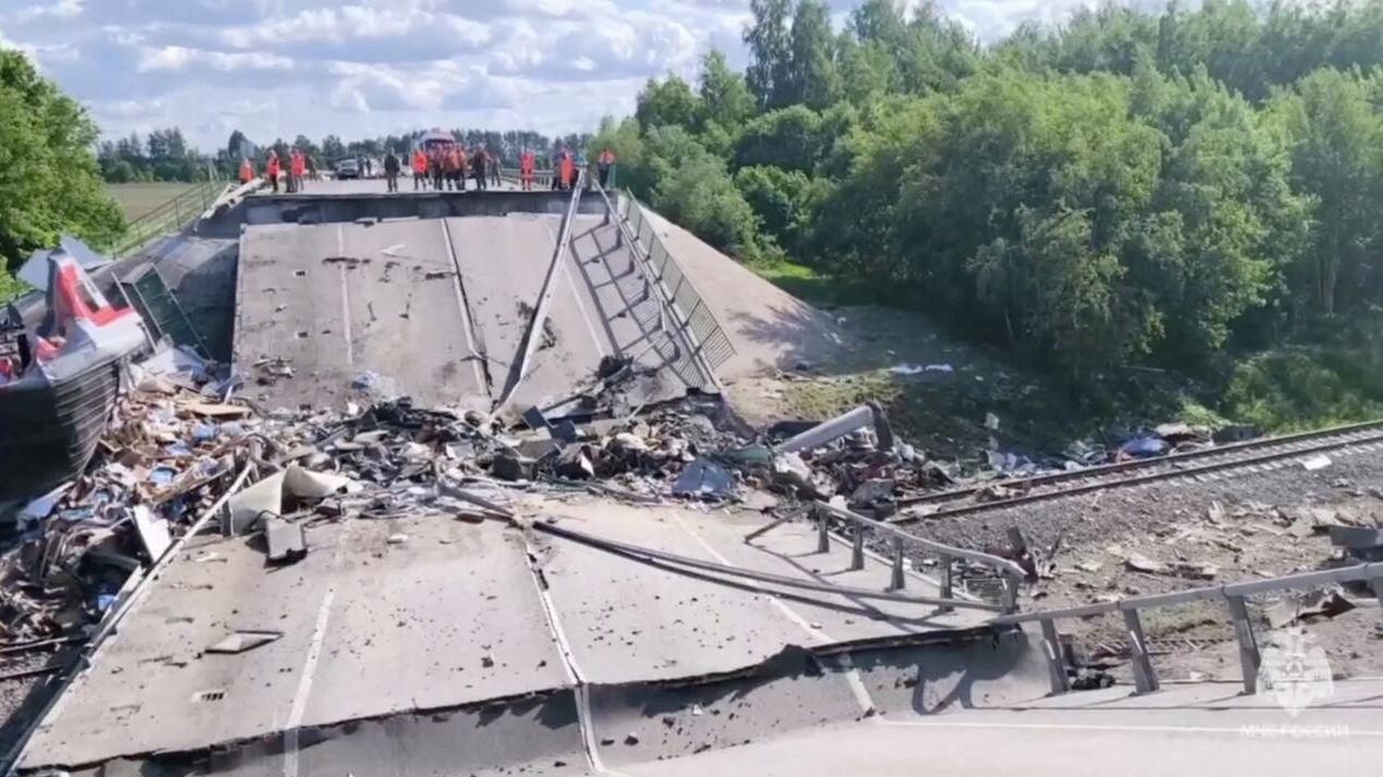 Аварийно-спасательные работы на месте обрушения моста в Брянской области Аварийно-спасательные работы на месте обрушения моста в Брянской области - РИА Новости, 1920, 02.06.2025