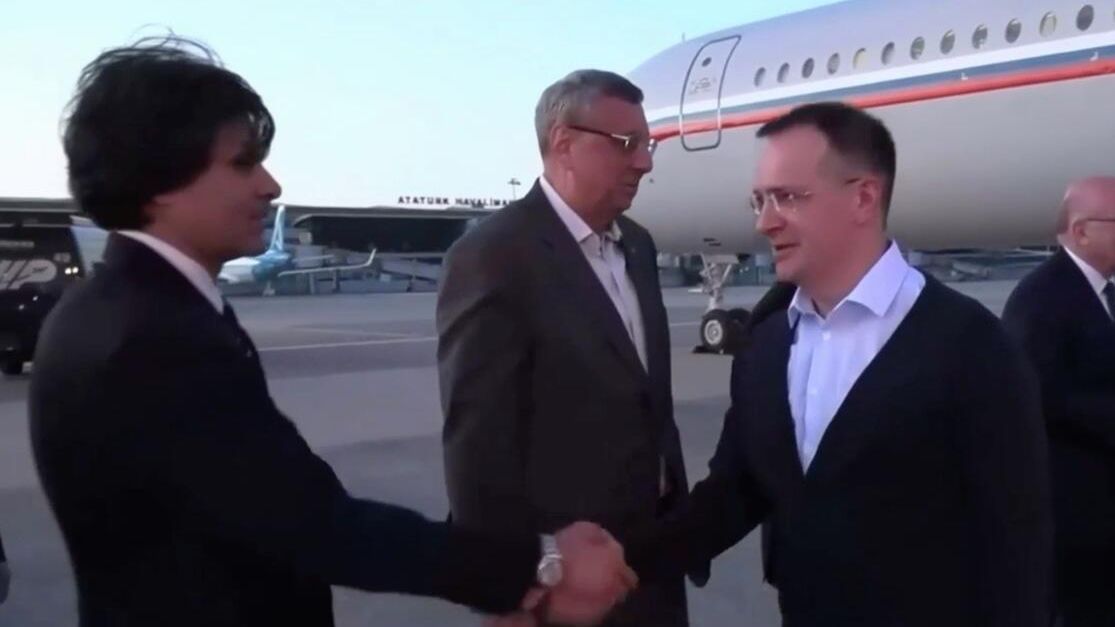 Помощник президента РФ Владимир Мединский прибыл в Стамбул во главе российской делегации для нового раунда переговоров с Украиной Помощник президента РФ Владимир Мединский прибыл в Стамбул во главе российской делегации для нового раунда переговоров с Украиной - РИА Новости, 1920, 02.06.2025