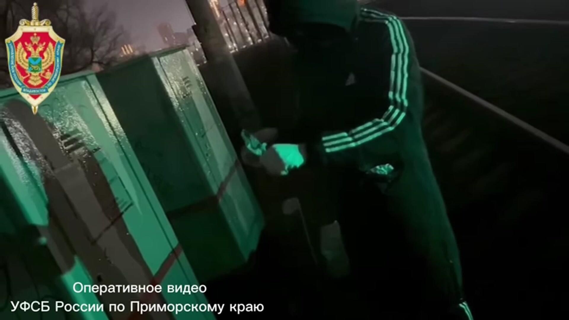 Задержание юношей за попытку поджога релейных шкафов по заданию ВСУ Задержание юношей за попытку поджога релейных шкафов по заданию ВСУ - РИА Новости, 1920, 02.06.2025
