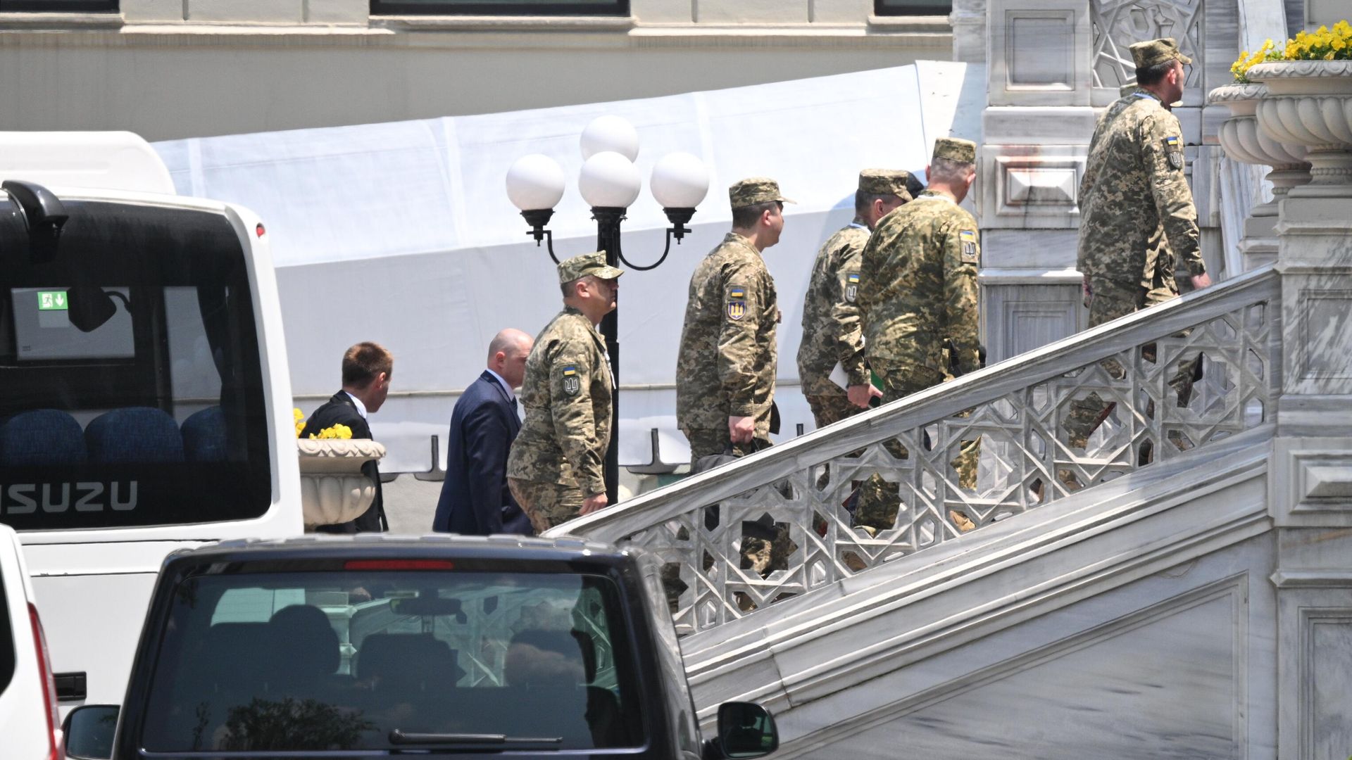 Члены украинской делегации на территории дворца Чираган в Стамбуле перед началом второго раунда переговоров России и Украины Члены украинской делегации на территории дворца Чираган в Стамбуле перед началом второго раунда переговоров России и Украины - РИА Новости, 1920, 02.06.2025