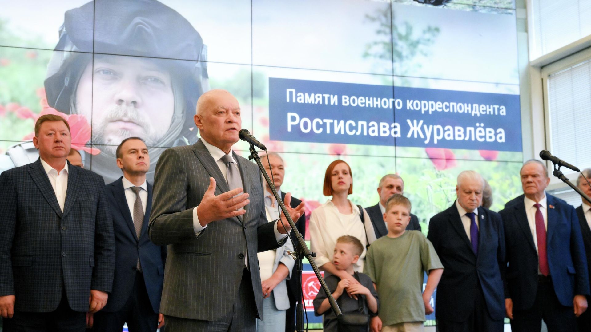Генеральный директор Международной медиагруппы Россия сегодня Дмитрий Киселев выступает на открытии фотовыставки памяти военкора Ростислава Журавлева в Государственной Думе РФ Генеральный директор Международной медиагруппы Россия сегодня Дмитрий Киселев выступает на открытии фотовыставки памяти военкора Ростислава Журавлева в Государственной Думе РФ - РИА Новости, 1920, 02.06.2025