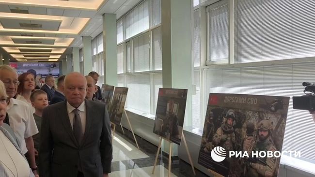 Выставка фотографий военных корреспондентов РИА Новости Дорогами СВО