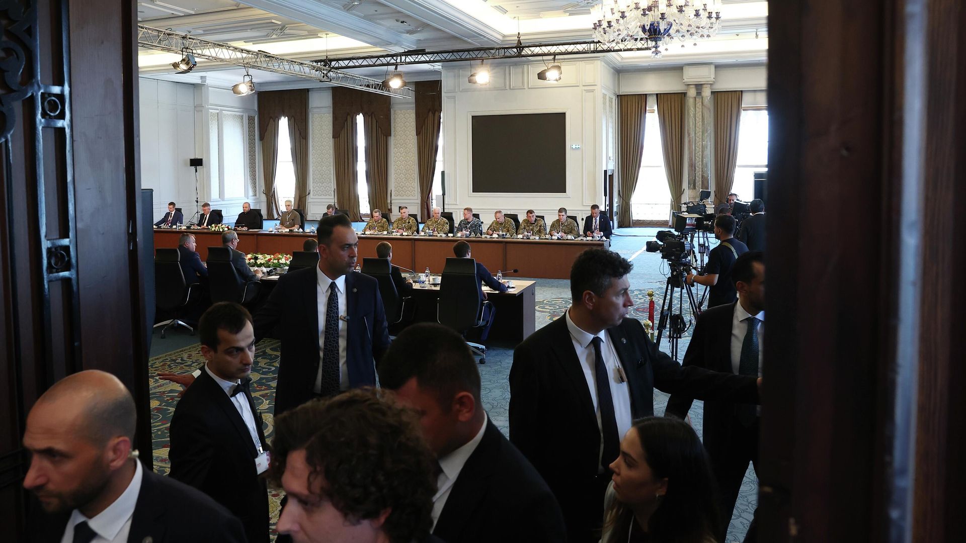 Прямые переговоры между делегациями России и Украины во дворце Чираган в Стамбуле Прямые переговоры между делегациями России и Украины во дворце Чираган в Стамбуле - РИА Новости, 1920, 02.06.2025