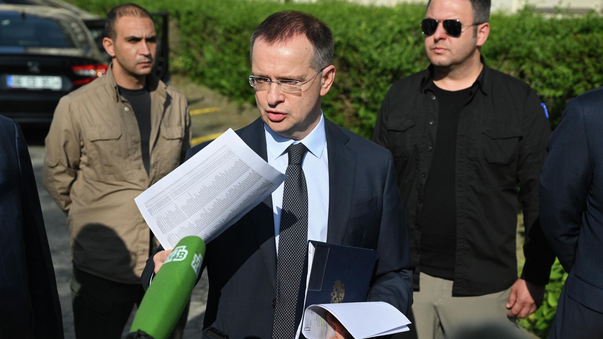 Помощник президента РФ Владимир Мединский общается с журналистами после прямых переговоров между делегациями России и Украины возле дворца Чираган в Стамбуле Помощник президента РФ Владимир Мединский общается с журналистами после прямых переговоров между делегациями России и Украины возле дворца Чираган в Стамбуле - РИА Новости, 1920, 02.06.2025