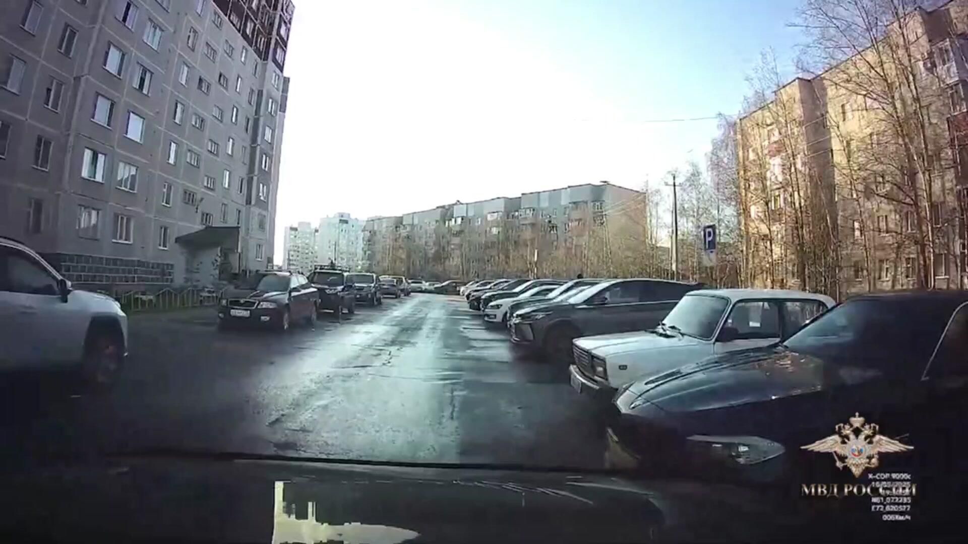 Кадры с подростком, устроившим серию поджогов автомобилей в Нефтеюганске Кадры с подростком, устроившим серию поджогов автомобилей в Нефтеюганске - РИА Новости, 1920, 03.06.2025