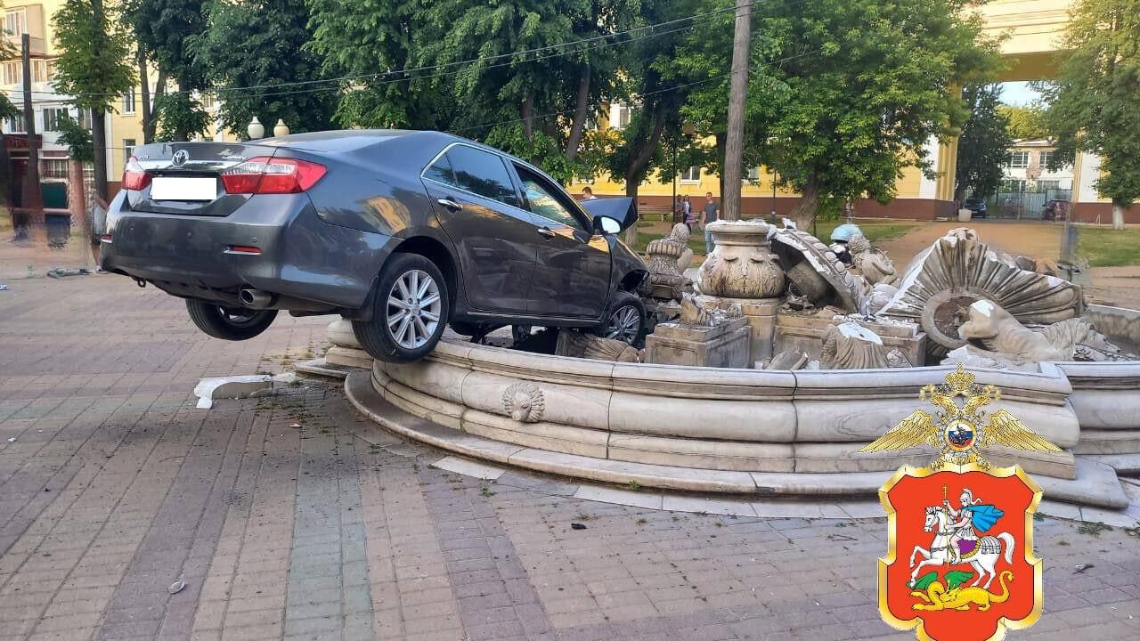Автомобиль, въехавший в городской фонтан в подмосковном Ступино Автомобиль, въехавший в городской фонтан в подмосковном Ступино - РИА Новости, 1920, 02.06.2025