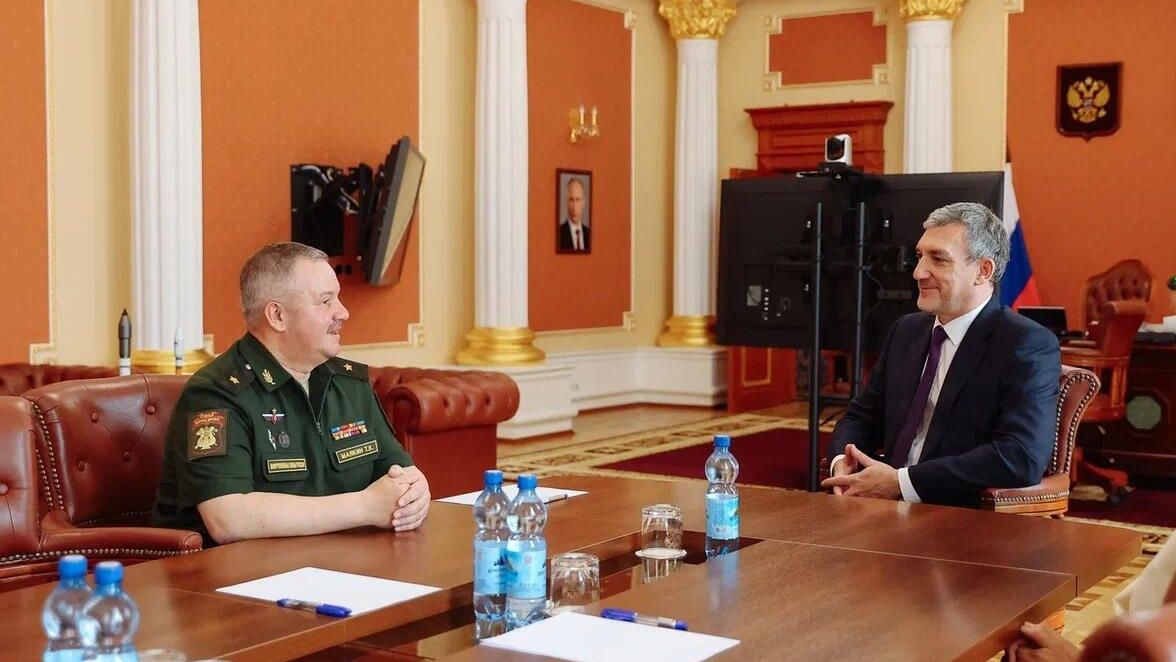 Встреча губернатора Амурской области Василия Орлова с главным военным дирижером, начальником Военно-оркестровой службы Вооруженных Сил Российской Федерации Тимофеем Маякиным - РИА Новости, 1920, 03.06.2025