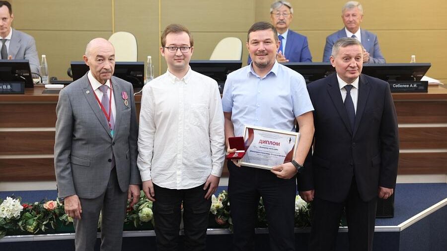 Губернатор Волгоградской области Андрей Бочаров, Сергей Готье с медалью и другие участники Всероссийской конференции трансплантологов - РИА Новости, 1920, 03.06.2025