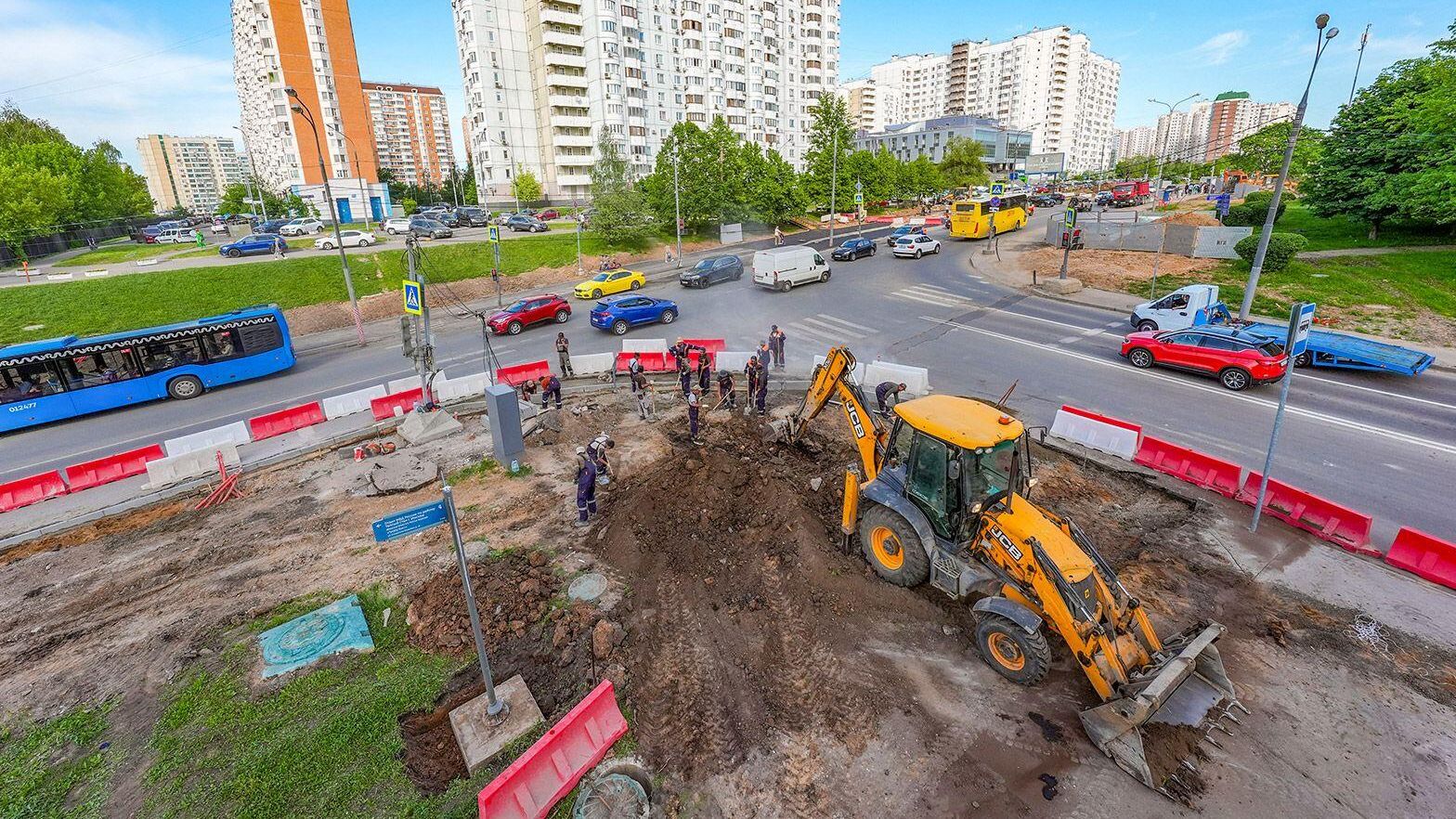 Специалисты КГХ приступили к проведению 2-го этапа благоустройства у станции метро Университет дружбы народов на юго-западе Москвы - РИА Новости, 1920, 04.06.2025