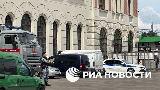 Автомобили правоохранительных органов у Ярославского вокзала в Москве