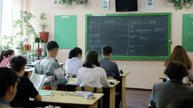 Ученики на уроке в школе в Молдавии
