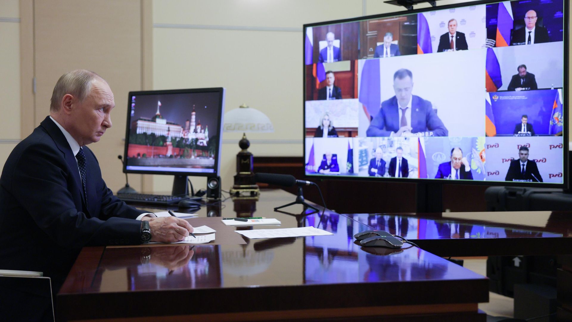 Президент РФ Владимир Путин по видеосвязи проводит совещание с членами правительства РФ - РИА Новости, 1920, 04.06.2025