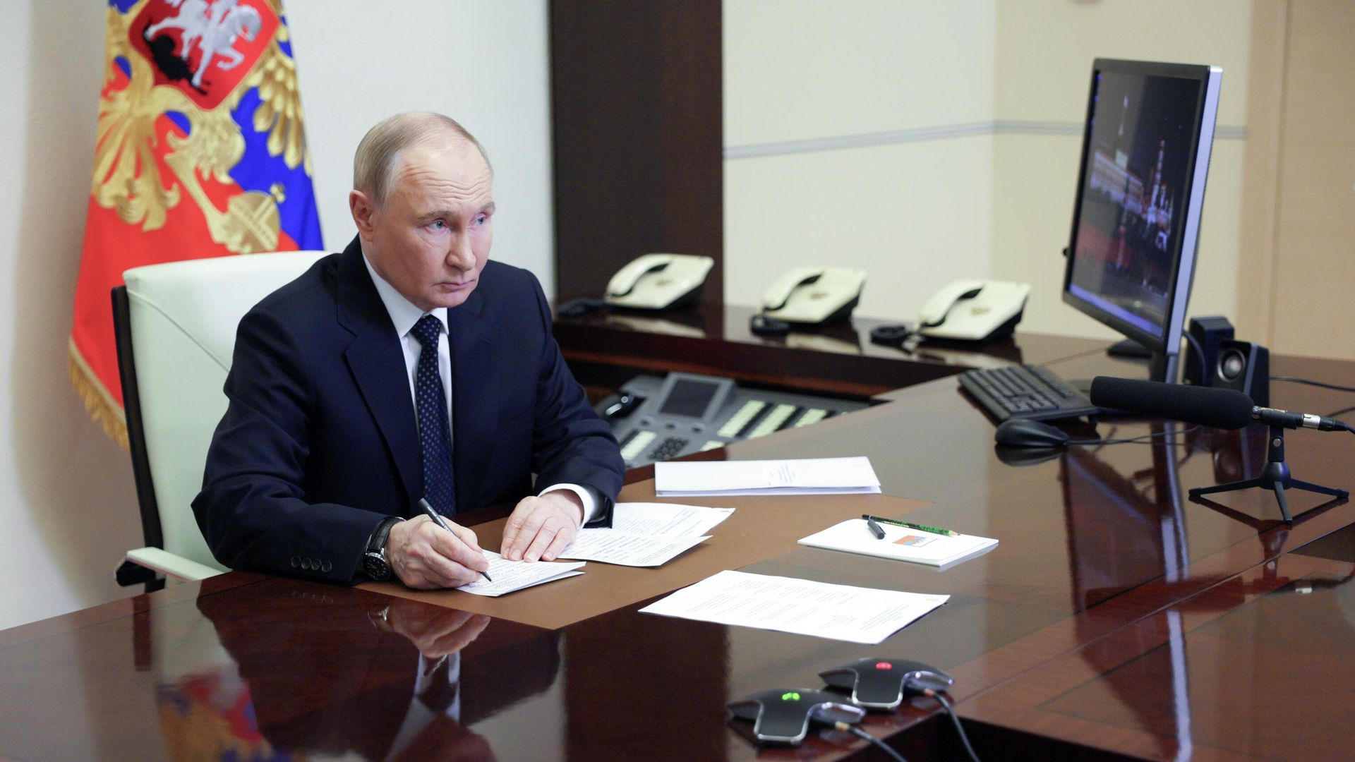 Президент РФ Владимир Путин по видеосвязи проводит совещание с членами правительства РФ - РИА Новости, 1920, 04.06.2025