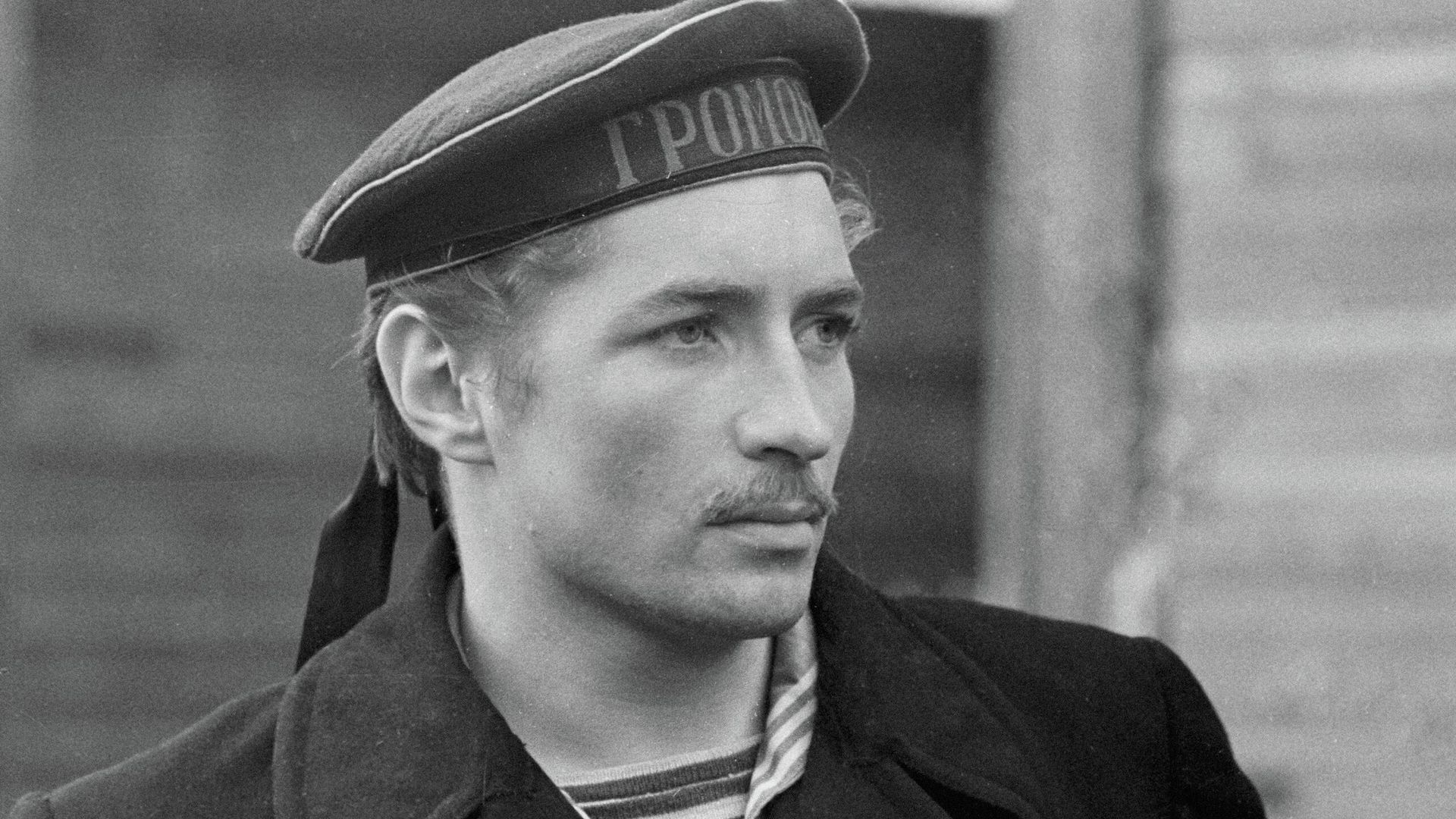 Актер Ленинградского театра юного зрителя Юрий Каморный в роли матроса Рыбакова в сцене из фильма Кремлевские куранты Актер Ленинградского театра юного зрителя Юрий Каморный в роли матроса Рыбакова в сцене из фильма Кремлевские куранты - РИА Новости, 1920, 04.06.2025