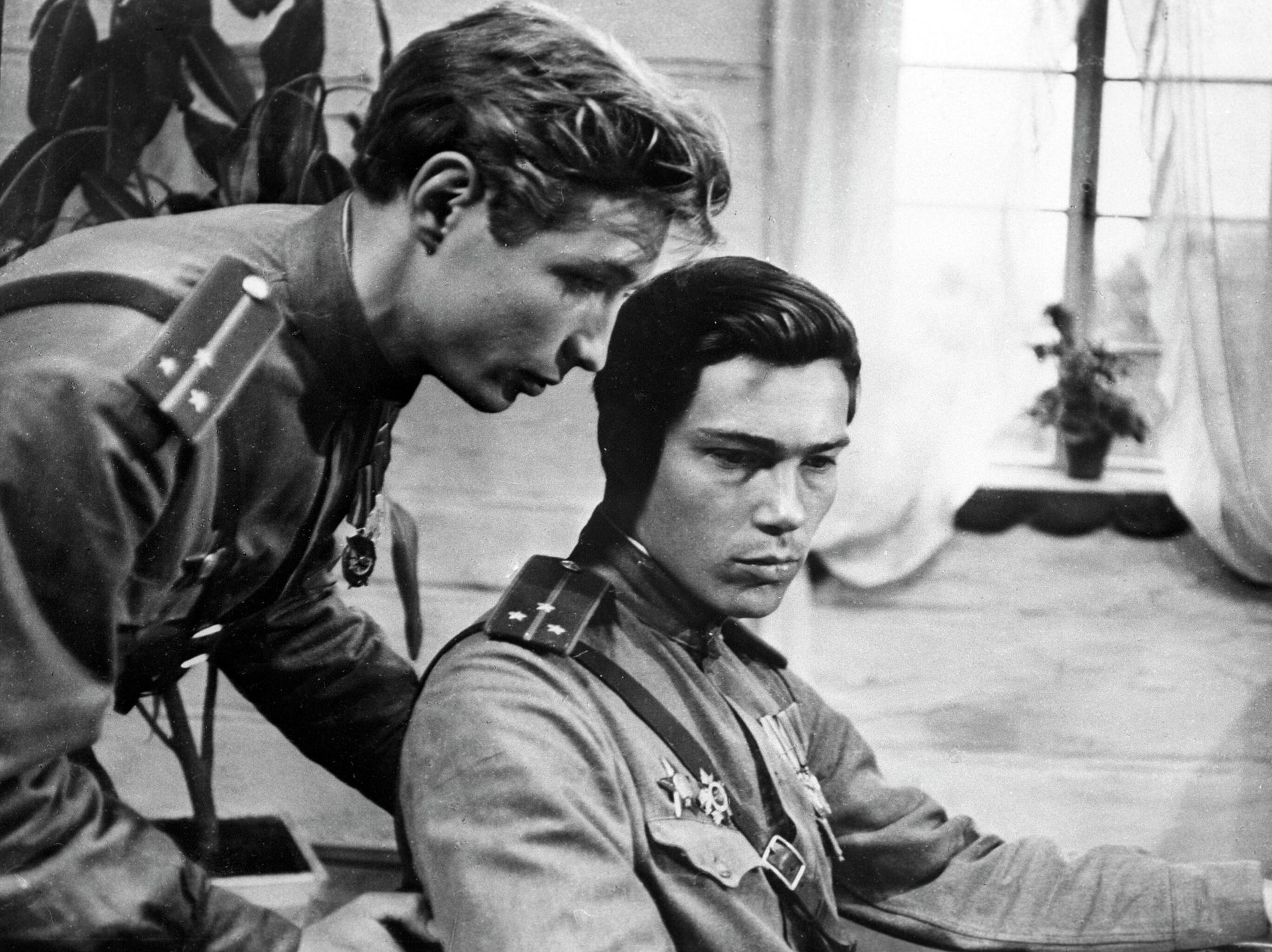 Юрий Каморный в роли Михаила и Николай Мерзликин в роли Виктора в кадре из художественного фильма Зося Юрий Каморный в роли Михаила и Николай Мерзликин в роли Виктора в кадре из художественного фильма Зося - РИА Новости, 1920, 04.06.2025