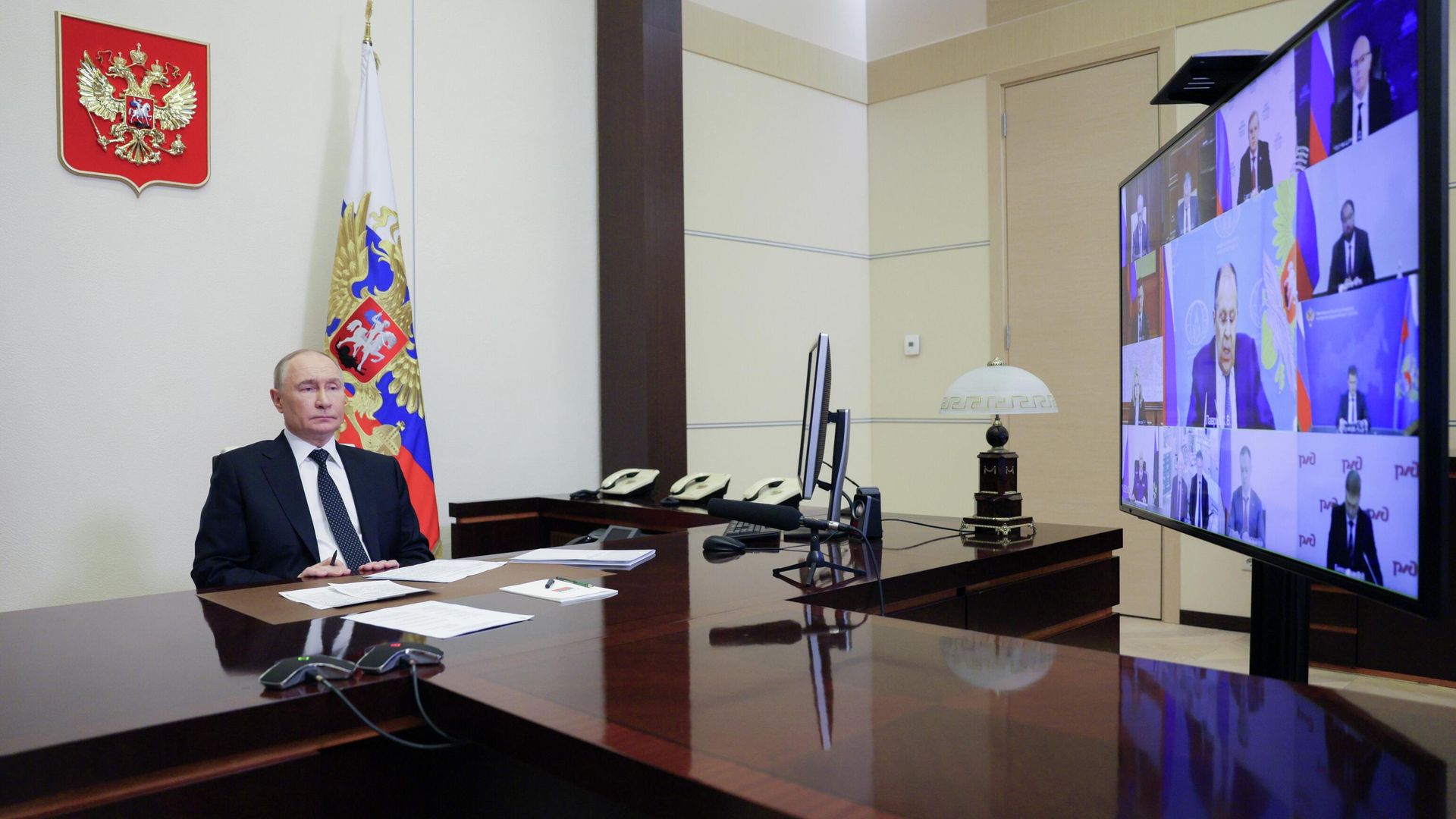 Президент РФ Владимир Путин по видеосвязи проводит совещание с членами правительства РФ - РИА Новости, 1920, 04.06.2025