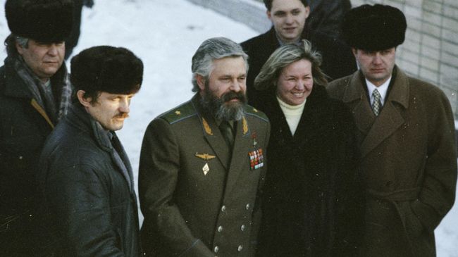 Александр Руцкой покидает территорию Лефортовской тюрьмы Александр Руцкой покидает территорию Лефортовской тюрьмы