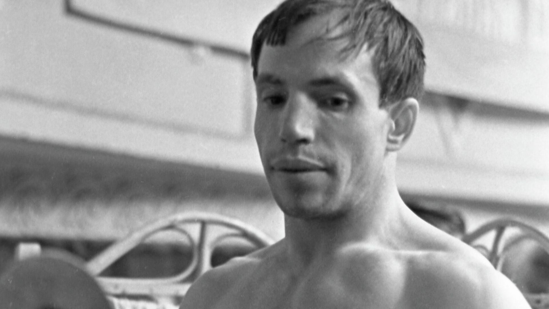 39-й чемпионат СССР по тяжёлой атлетике в Киеве. 15 - 19 июля 1964 года. Тяжелоатлет в легчайшем весе, заслуженный мастер спорта СССР Алексей Вахонин во время контрольного взвешивания, перед выходом на помост. 39-й чемпионат СССР по тяжёлой атлетике в Киеве. 15 - 19 июля 1964 года. Тяжелоатлет в легчайшем весе, заслуженный мастер спорта СССР Алексей Вахонин во время контрольного взвешивания, перед выходом на помост. - РИА Новости, 1920, 07.06.2025