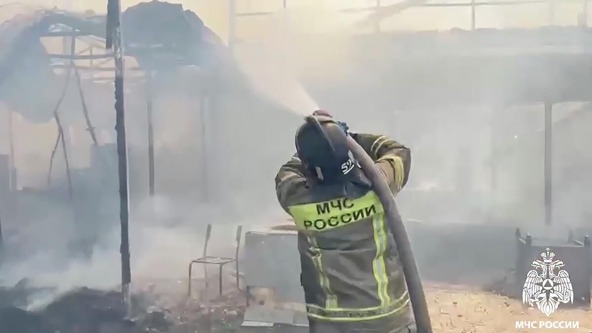 Тушение пожара на Пионерском проспекте в Анапе Тушение пожара на Пионерском проспекте в Анапе - РИА Новости, 1920, 06.06.2025