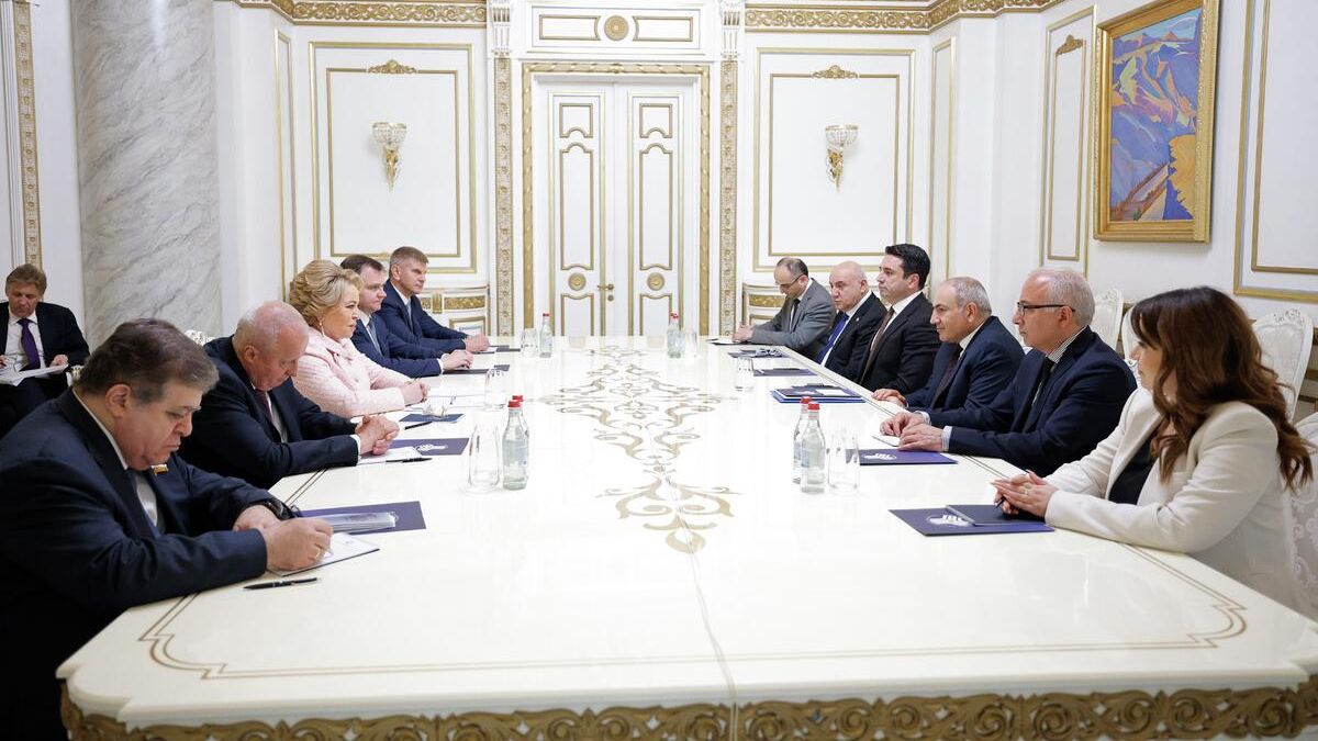 Председатель Совета федерации РФ Валентина Матвиенко и премьер-министр Армении Никол Пашинян во время встречи - РИА Новости, 1920, 06.06.2025
